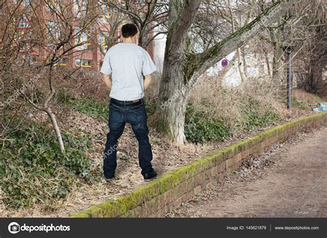 hombres orinando